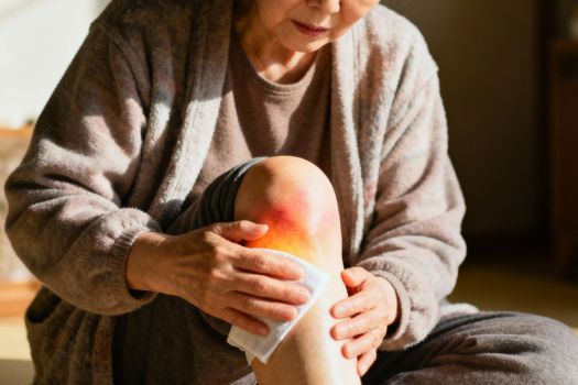 무릎 붓기와 통증 잡는 찜질 꿀팁